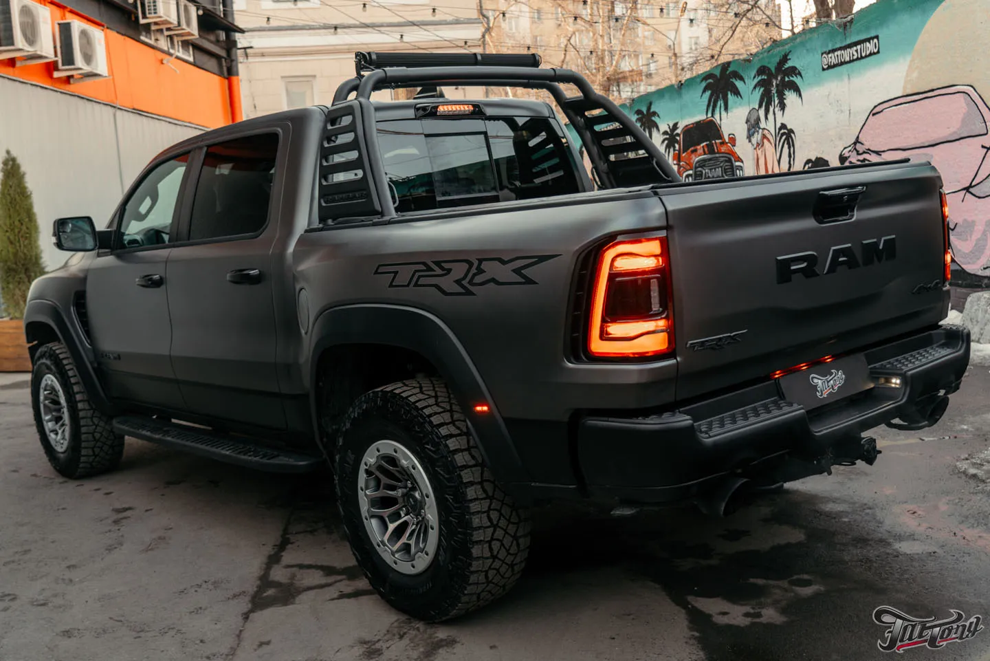 Оклеили RAM TRX матовым полиуретаном, выполнили комплексную шумоизоляцию салона и установили дополнительное освещение Rigid